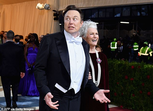 En la foto: Elon Musk y su madre Maye Musk llegan a la Met Gala 2022 en el Museo Metropolitano de Arte el 2 de mayo de 2022 en Nueva York.