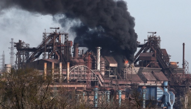 Enemigo tratando de entrar en la acería de Azovstal en Mariupol