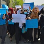 Enviado de EE.UU. plantea derechos de las mujeres en reunión con canciller talibán
