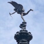 Estatua de Eros en Piccadilly Circus reunida con arco después de que fuera dañado