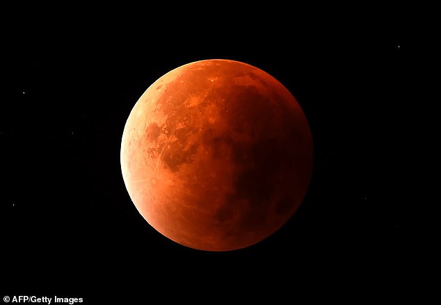 Los observadores del cielo están de enhorabuena este domingo, ya que un eclipse lunar total ¿cuando la Tierra esté precisamente entre el sol y la luna, de modo que los tres estén en una línea¿ hará que el satélite natural de la Tierra aparezca como un disco rojo brillante en el cielo, por lo tanto el nombre 'luna de sangre' (en la foto)
