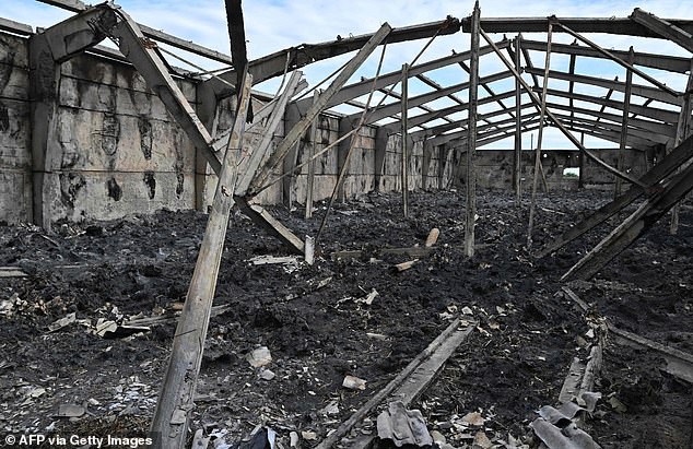 Un almacén en una granja en el sur de Ucrania es destruido después de un bombardeo en medio de una enorme escasez mundial de alimentos.