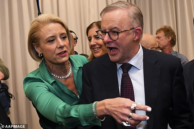 El líder de la oposición australiana, Anthony Albanese, y la ministra de Asuntos Internos, Kristina Keneally, el miércoles.