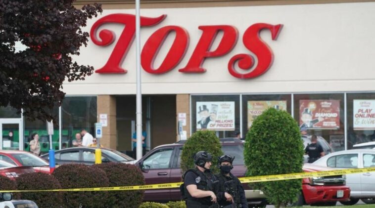 Federales entrevistan a padres de sospechoso de tiroteo mortal en supermercado