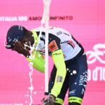 Girmay se retira del Giro por lesión en el ojo tras ser golpeado por un corcho de prosecco
