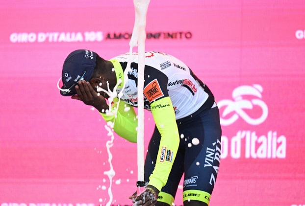 Girmay se retira del Giro por lesión en el ojo tras ser golpeado por un corcho de prosecco