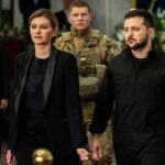 Volodymyr Zelensky ha sido fotografiado con su esposa Olena por primera vez desde que Rusia invadió Ucrania el 24 de febrero, mientras la pareja asistía hoy al funeral del primer presidente del país en Kiev.