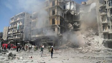 Las bombas de barril se han utilizado con efectos devastadores en los 10 años de guerra civil siria, con evidencia que sugiere que las fuerzas de Bashar al-Assad las usaron para matar a miles de civiles y destruir grandes extensiones de pueblos y ciudades.  En la imagen: los residentes inspeccionan los daños en un sitio afectado por lo que los activistas dijeron que era una bomba de barril lanzada por aviones de guerra en Alepo, 18 de abril de 2015