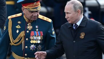 Los altos funcionarios de seguridad de Vladimir Putin se dan cuenta de que ya perdió la guerra en Ucrania y se están preparando para la posibilidad de un golpe (en la foto, Putin con el ministro de Defensa Shoigu)