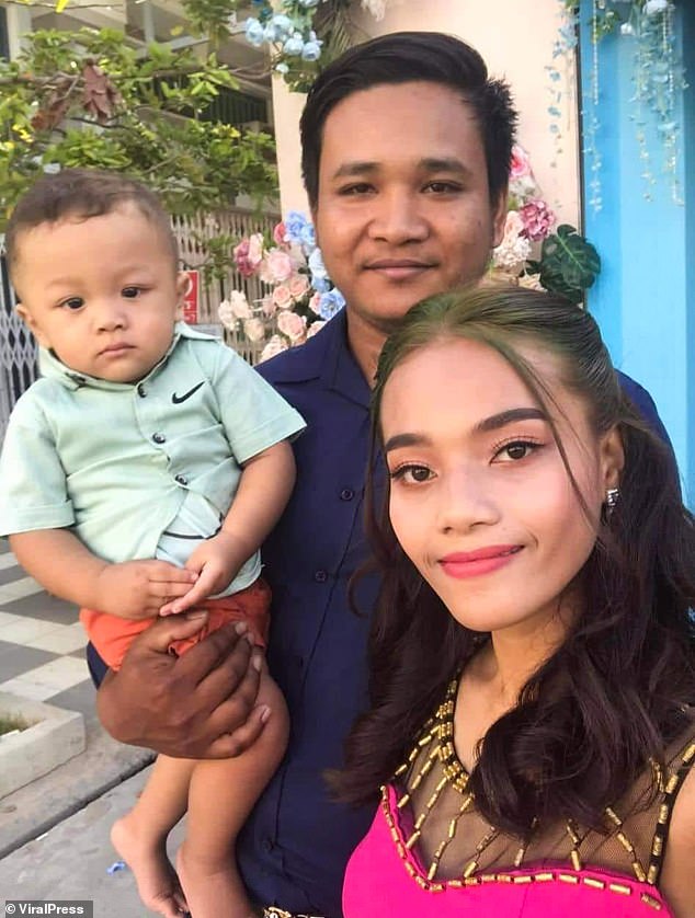 Phuong Ratha, de 27 años, asesinó a su pareja Ly Srey Nouch, de 23, después de que él se convenciera de que ella estaba saliendo con otros hombres en Phnom Penh, Camboya (en la foto junto con su hijo)