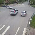 Las imágenes de CCTV muestran al conductor de 18 años (en el automóvil de la derecha) cruzando a toda velocidad un cruce de caminos después de saltarse una luz roja
