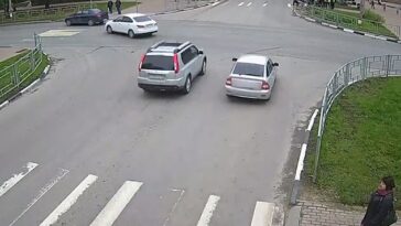 Las imágenes de CCTV muestran al conductor de 18 años (en el automóvil de la derecha) cruzando a toda velocidad un cruce de caminos después de saltarse una luz roja