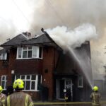 Humo sale del 'enorme' incendio en un restaurante en Harrow