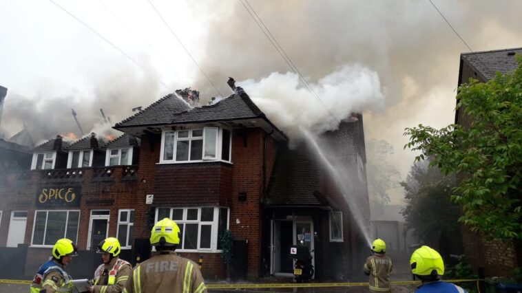 Humo sale del 'enorme' incendio en un restaurante en Harrow