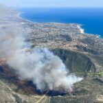 Incendio forestal envuelve 13 casas en llamas en el Condado de Orange