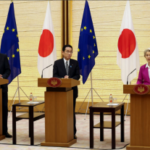 La presidenta de la Comisión Europea, Ursula von der Leyen, el primer ministro japonés, Fumio Kishida, y el presidente del Consejo Europeo, Charles Michel, anuncian su declaración conjunta en la residencia oficial del primer ministro, en Tokio, Japón, el 12 de mayo de 2022. (Reuters)