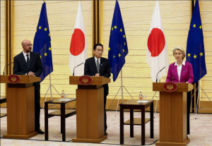 La presidenta de la Comisión Europea, Ursula von der Leyen, el primer ministro japonés, Fumio Kishida, y el presidente del Consejo Europeo, Charles Michel, anuncian su declaración conjunta en la residencia oficial del primer ministro, en Tokio, Japón, el 12 de mayo de 2022. (Reuters)