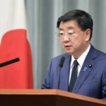 El secretario jefe del gabinete, Hirokazu Matsuno, da una conferencia de prensa en Tokio el 18 de mayo de 2022. (Kyodo)