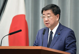 El secretario jefe del gabinete, Hirokazu Matsuno, da una conferencia de prensa en Tokio el 18 de mayo de 2022. (Kyodo)