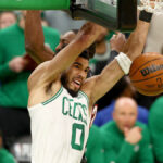 Jayson Tatum de los Celtics supera a los cinco titulares del Heat mientras la ofensiva de Miami es históricamente mala en la derrota del Juego 4