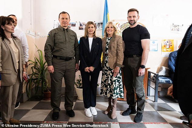 Jill Biden y la primera dama ucraniana Olena Zelensky publican con el alcalde de Uzhhorod Bohdan Andriyiv ​​(izquierda) y el jefe de la Administración Estatal Regional de Zakarpattia Viktor Mykytadurante (derecha) durante la visita de Biden a Ucrania el domingo.