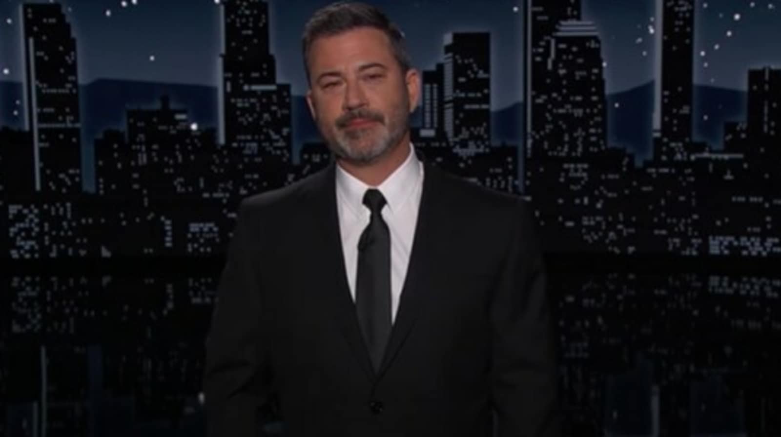 Jimmy Kimmel critica a los 'líderes cobardes' en un monólogo con ojos llorosos sobre el tiroteo en Texas, la emisora ​​corta la transmisión en Texas
