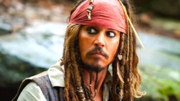 Johnny Depp se transforma en el Capitán Jack Sparrow para los fanáticos encantados fuera del juzgado, dice que "todavía está por aquí".  Reloj
