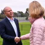 Josh Frydenberg es recibido por un elector en la Reserva de Patterson del Velodrome de Hawthorn en Melbourne el domingo después de sufrir una oscilación de más del 10% y perder a Kooyong ante un independiente.