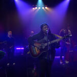 Joy Oladokun estrena emotivo nuevo sencillo 'Purple Haze' en 'Colbert'
