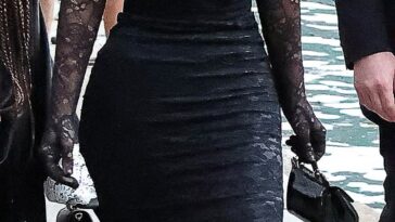 Para mantenerse al día con la novia, Kim Kardashian, de 41 años, se veía igualmente dramática con un vestido negro con una capa de encaje en el busto, combinado con una gargantilla cruzada adornada con oro y joyas.