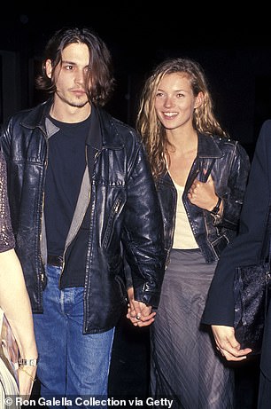Johnny Depp y Kate Moss salieron en la década de 1990.  Se los ve aquí en el debut del cortometraje Banter de Depp en 1994.