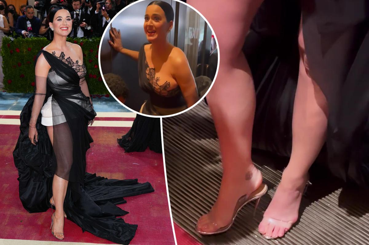 Katy Perry se atoró el talón en un respiradero en Met Gala 2022