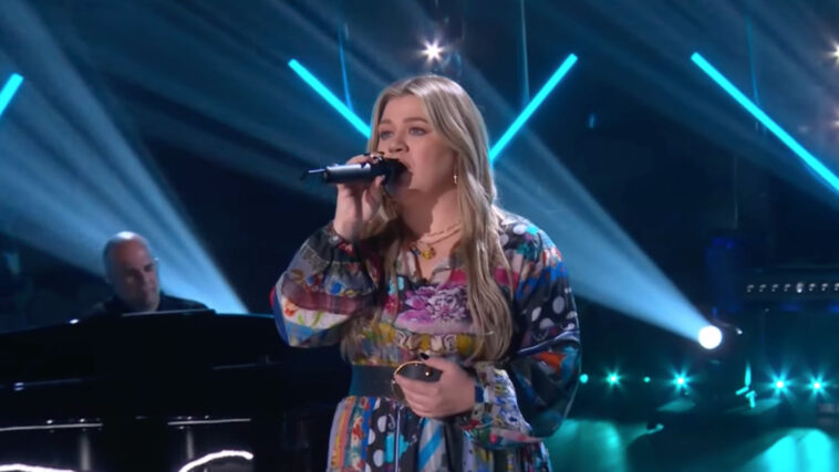 Kelly Clarkson trae algo de Joni Mitchell 'Blue' a la televisión diurna con la portada de Tender 'River'