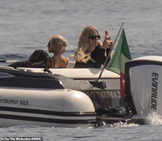 Salida: Kim y Khloe Kardashian fueron vistas haciendo una salida discreta del pueblo italiano de Portofino el lunes después de celebrar el matrimonio de su hermana Kourtney con Travis Barker.
