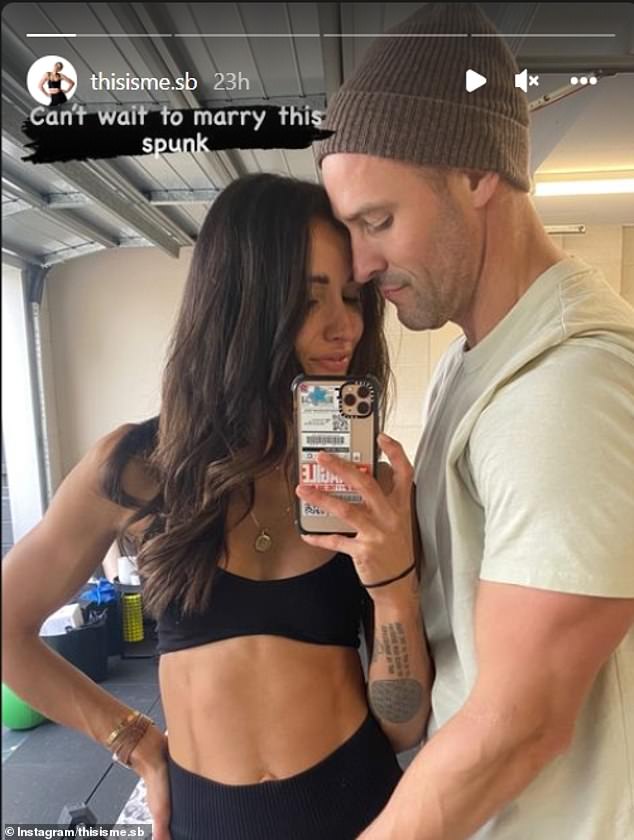 ¡Consigue una habitación!  El modelo Kris Smith ahuecó la entrepierna de su prometida Sarah Bouzaleris en una atrevida selfie en el gimnasio el miércoles.