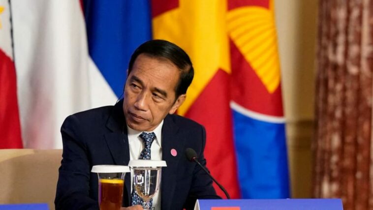 La calificación del presidente de Indonesia, Joko Widodo, alcanza el mínimo de seis años a medida que suben los precios