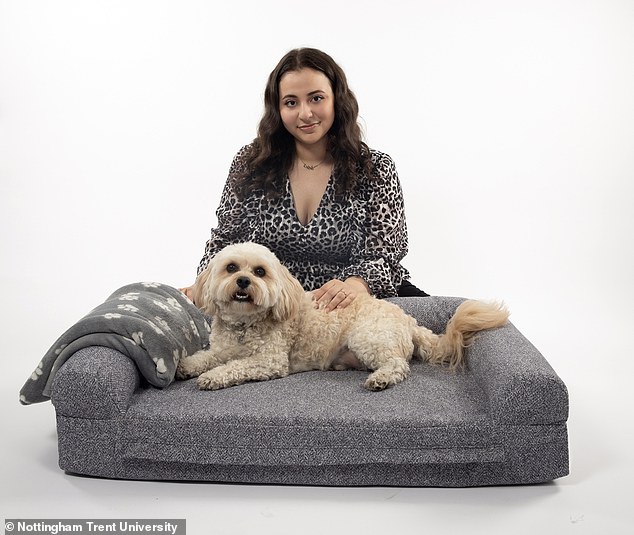 La estudiante Claudine se inspiró para diseñar una cama vibratoria para perros después de que su propio perro, Toffee, experimentara ansiedad por separación cuando regresó a la universidad después del encierro