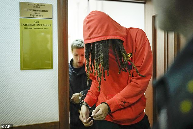 La estrella del baloncesto estadounidense Brittney Griner, de 31 años, (en la foto) fue vista con la capucha puesta y el cabello cubriendo su rostro cuando salía de una corte de Moscú el viernes después de que le dijeron que su detención en Rusia se extendió por un mes.