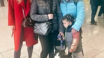 Rosanna Davison, de 38 años, (en la foto) de Dublín, ha revelado que su hija se está vinculando con su madre sustituta Anastasia (centro) y su familia desde que llegó de Ucrania.