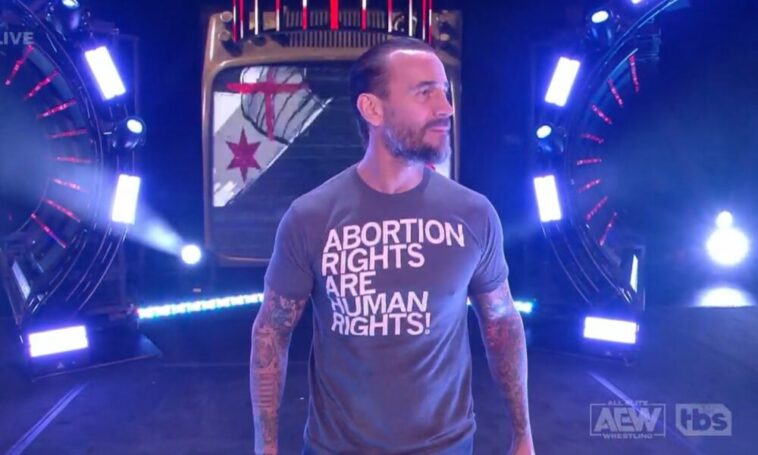 La ex estrella de la WWE no está contenta con la camiseta "Los derechos del aborto son derechos humanos" de CM Punk en AEW Dynamite