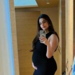 La futura mamá Sonam Kapoor muestra la barriga del bebé con un vestido ajustado negro