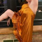 Radiante: Gaia Wise deslumbró con un impresionante vestido ámbar en un chasquido chisporroteante compartido en su Instagram esta semana, mientras asistía a un desfile de la Semana de la Moda de Kornit en Londres.