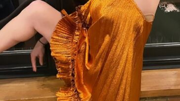 Radiante: Gaia Wise deslumbró con un impresionante vestido ámbar en un chasquido chisporroteante compartido en su Instagram esta semana, mientras asistía a un desfile de la Semana de la Moda de Kornit en Londres.