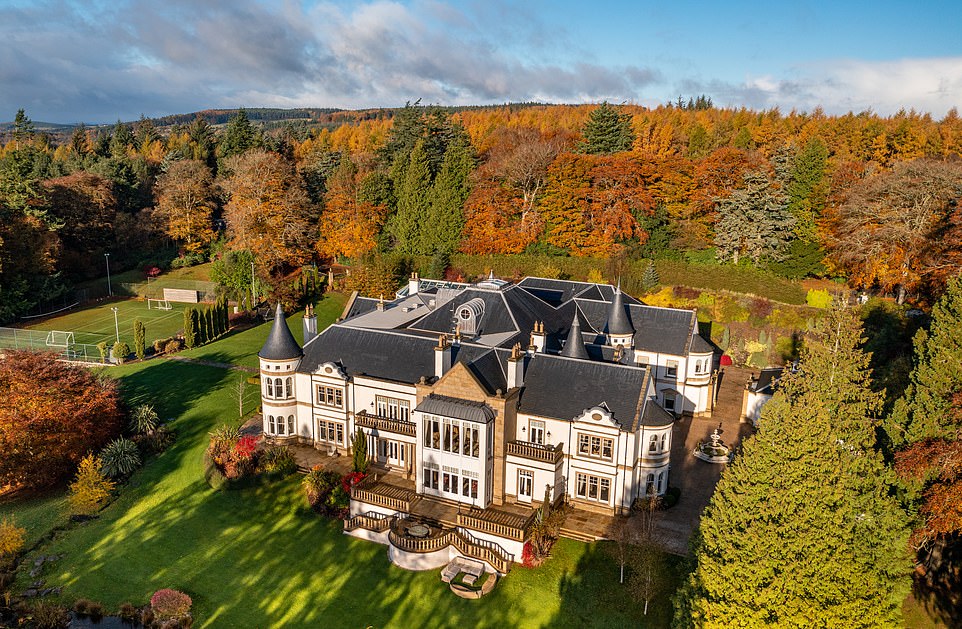 Dalhebity House, en Deeside, Aberdeenshire, fue creada por el magnate de los negocios y ex presidente del Aberdeen Football Club, Stewart Milne, y su socia, Joanna Robertson.