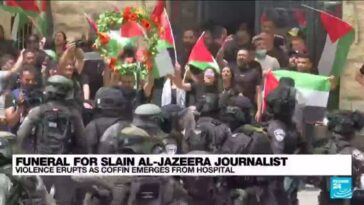 La policía choca con los dolientes en el funeral del periodista palestino