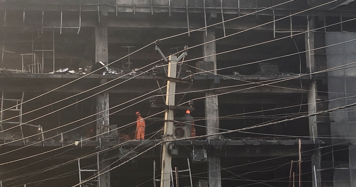 La policía india arresta a dos después de que 27 muertos en el incendio de un edificio en Delhi
