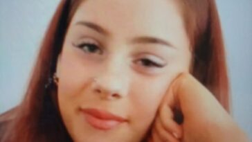 La policía inició una búsqueda de la niña desaparecida de 15 años, Chloe Grewer (en la foto), que fue vista por última vez en el McDonalds en Oxford Road, en el centro de la ciudad de Manchester, en las primeras horas de la mañana del sábado.