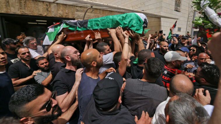 La policía israelí choca con los dolientes en el funeral del periodista palestino asesinado