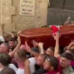 La policía israelí golpea a los dolientes en el funeral del periodista palestino asesinado