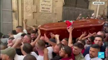 La policía israelí golpea a los dolientes en el funeral del periodista palestino asesinado